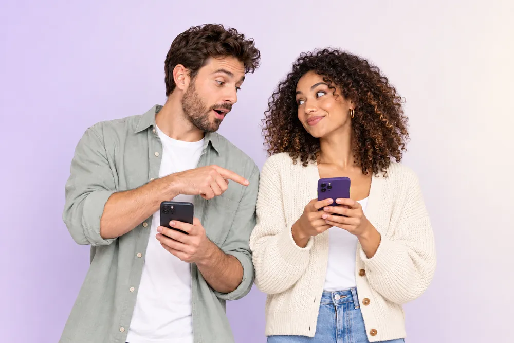Twee mensen vergelijken samen op een telefoon