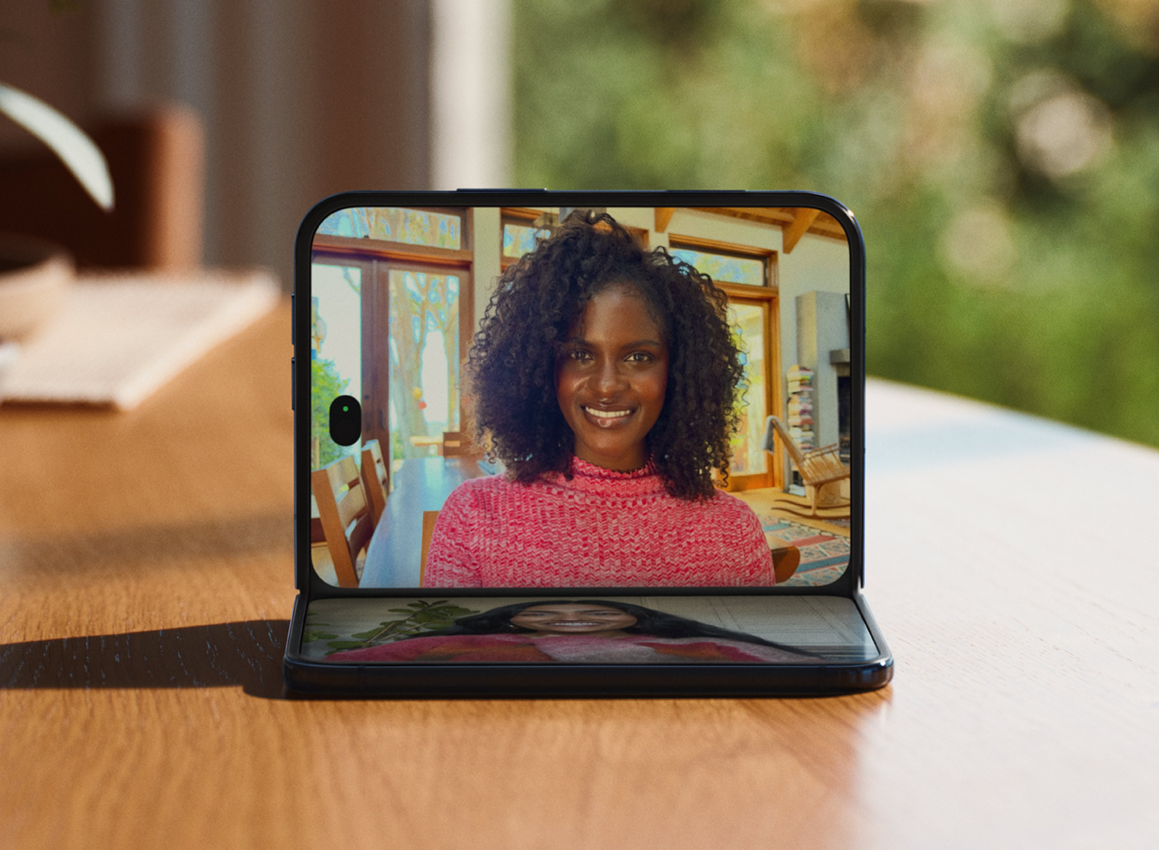 Opengevouwen Apple iPhone Duo op een tafel tijdens een videogesprek