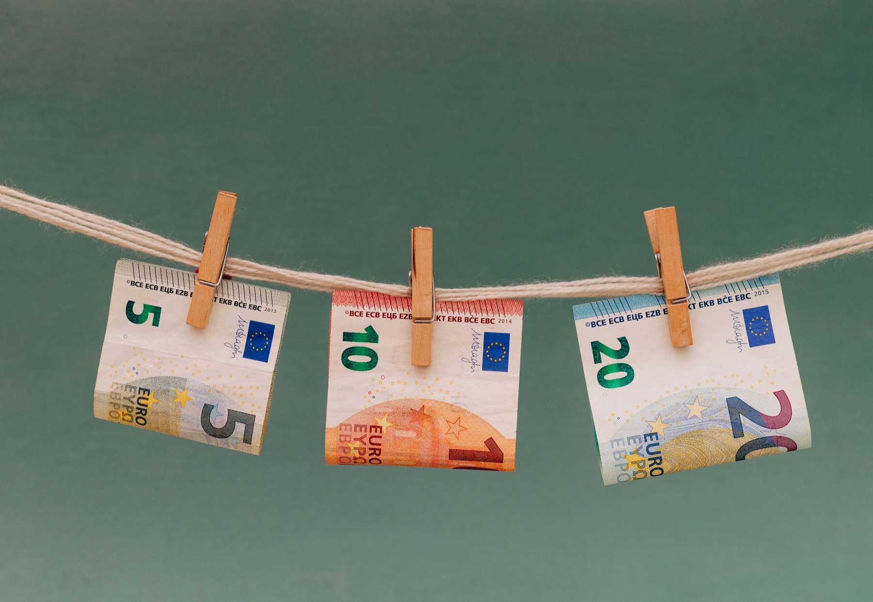 Eurobankbiljetten die met wasknijpers aan een lijn hangen
