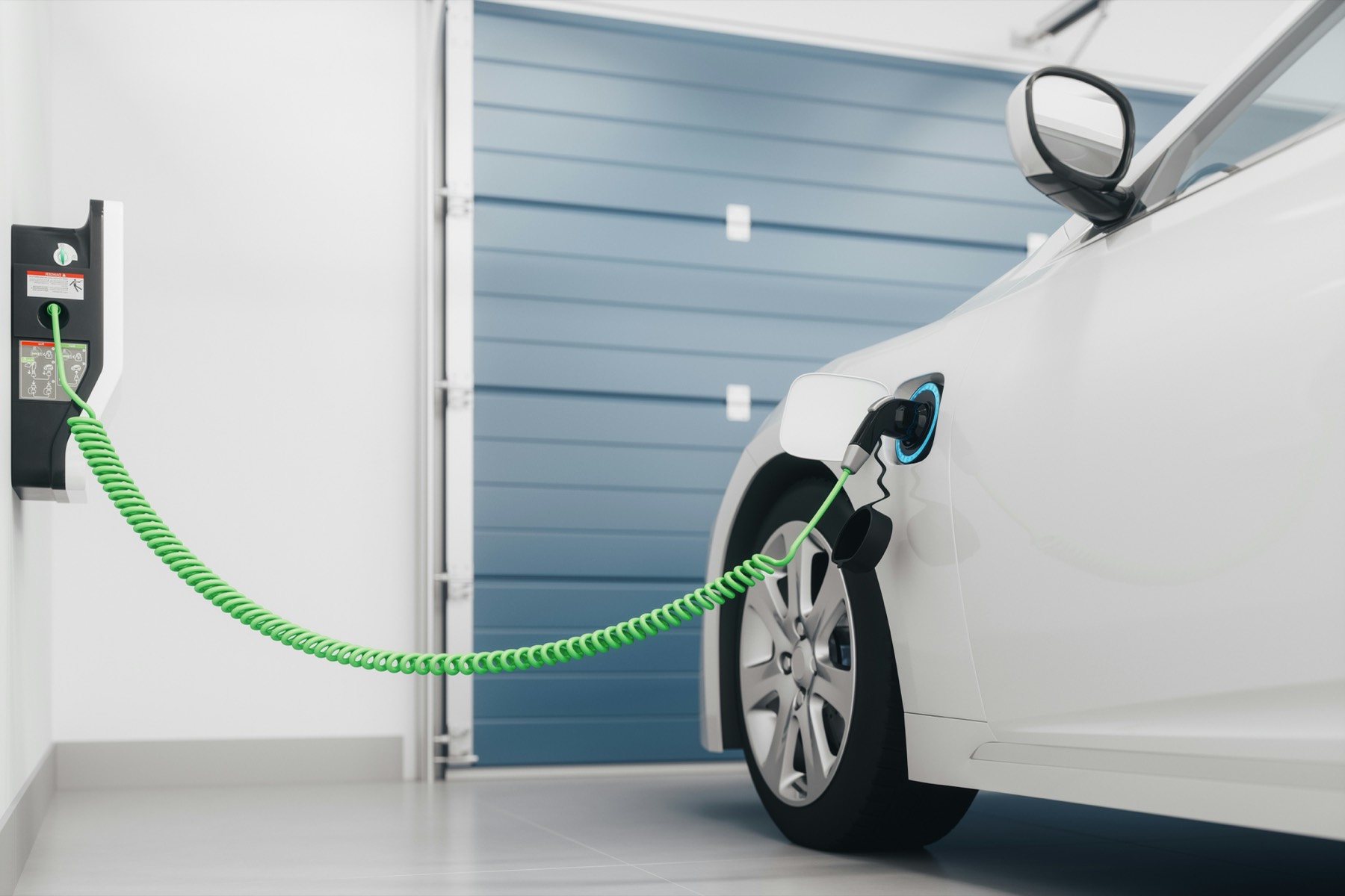 Elektrische auto aan een laadpaal in een garage thuis