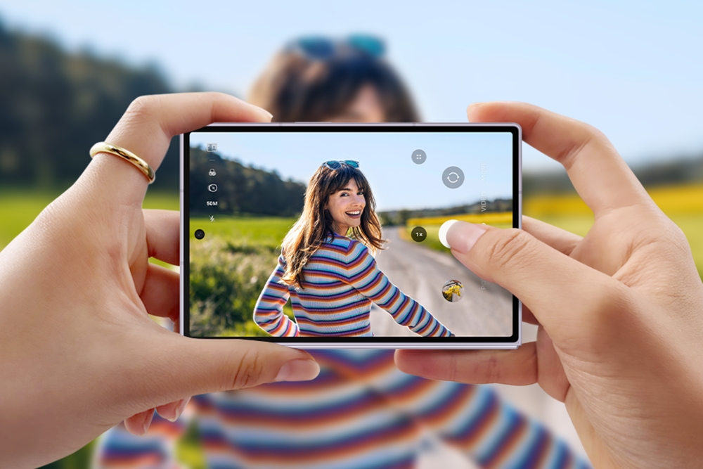 Samsung Galaxy Z Fold8 horizontaal gebruikt om buiten een foto te maken