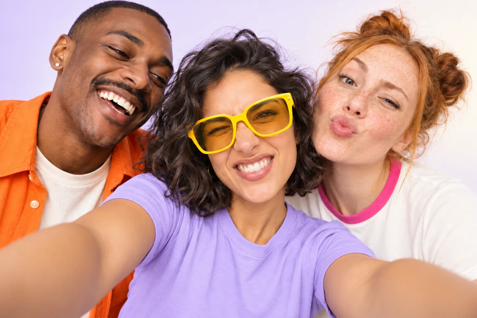 Drie vrienden maken samen een selfie