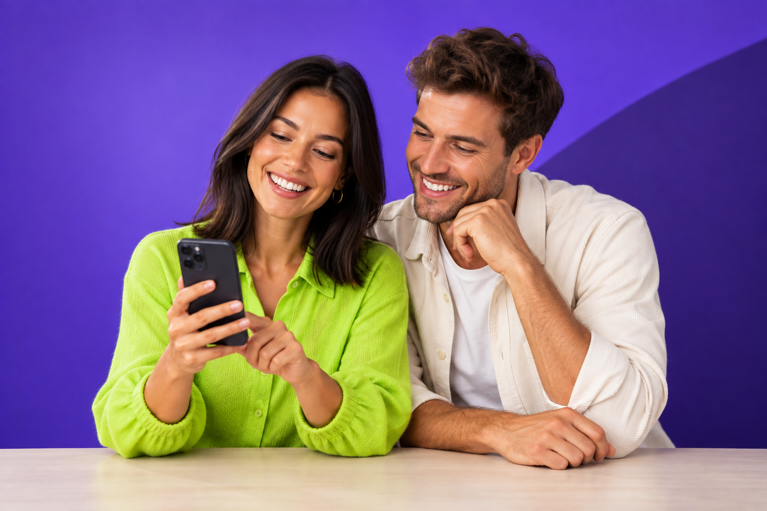 Twee mensen bekijken samen een telefoon